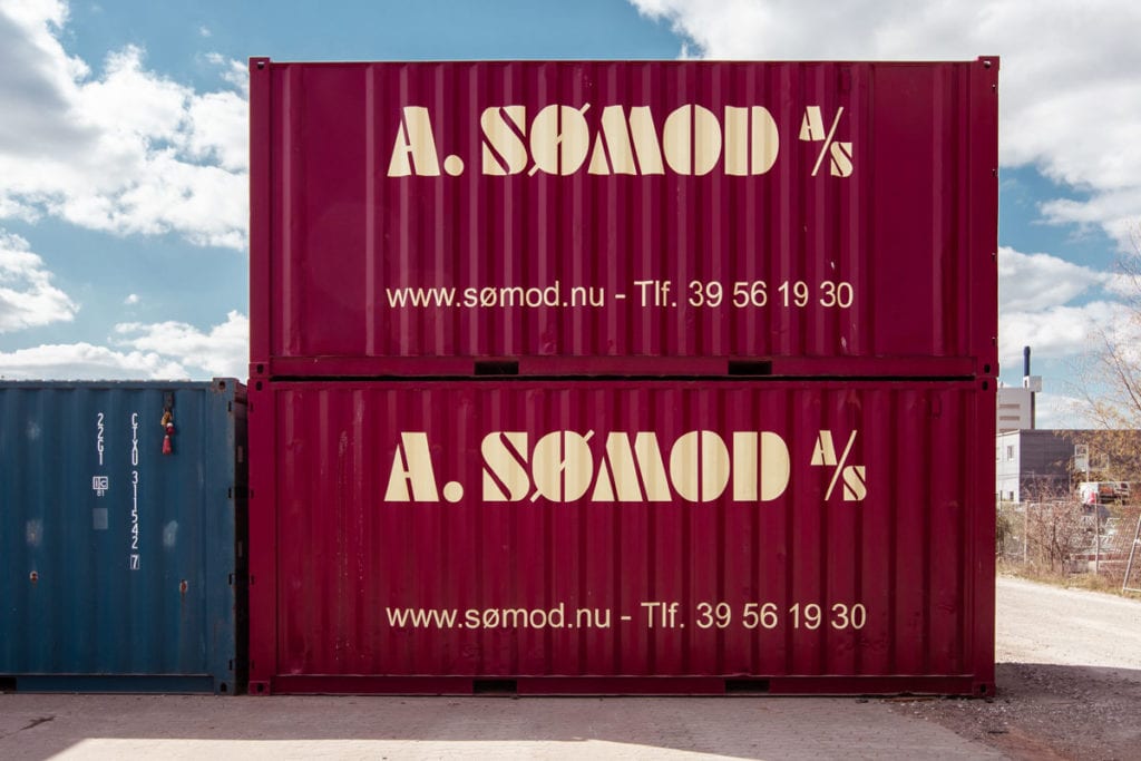 A. Sømod 20 fods containere